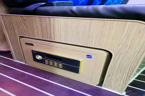 上汽大通V80C型房车保险箱图片