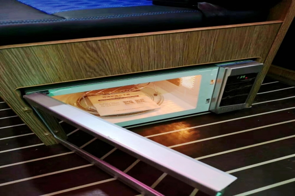 上汽大通V80C型房车微波炉图片