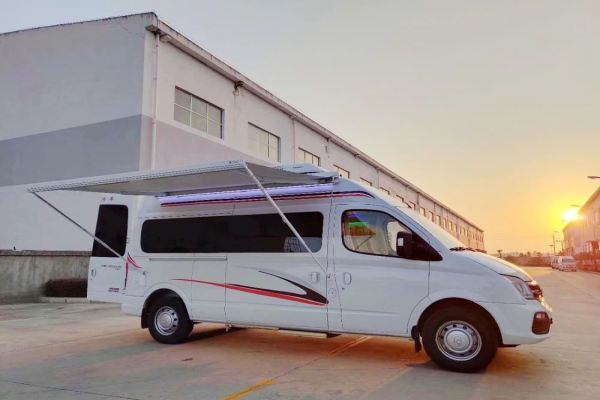 上汽大通V80长轴高顶B型房车遮阳棚图片