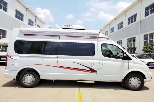 上汽大通V80长轴高顶B型房车图片