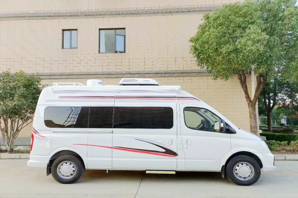 上汽大通V80长轴高顶B型房车侧面图片