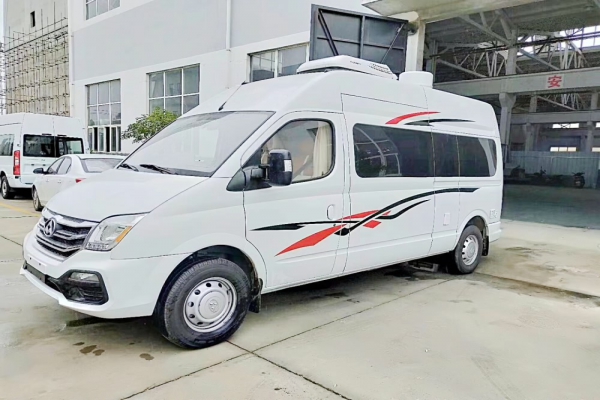 上汽大通V80长轴高顶B型房车右前图片