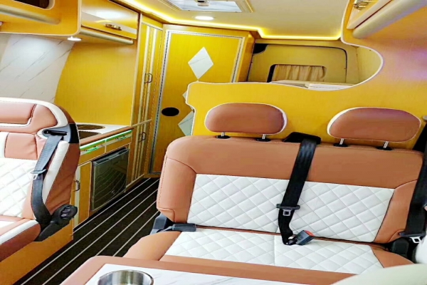 上汽大通V80长轴高顶B型房车内部后方图片