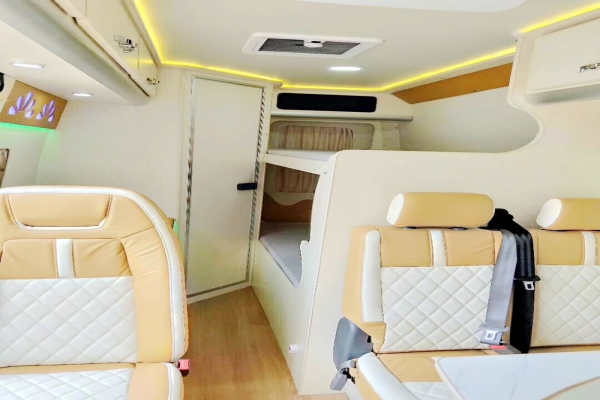 上汽大通V80长轴高顶B型房车床位图片