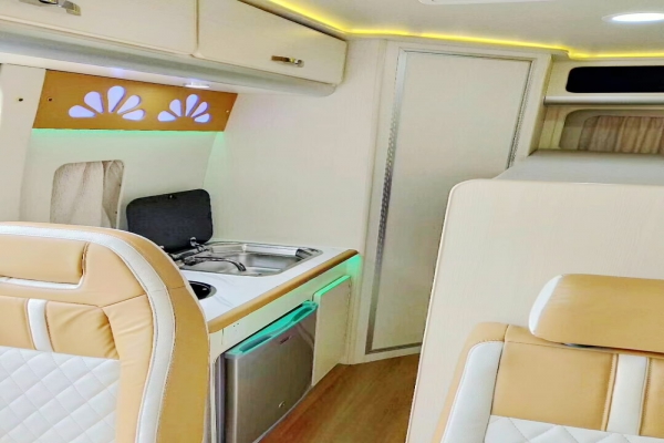 上汽大通V80长轴高顶B型房车内饰图片