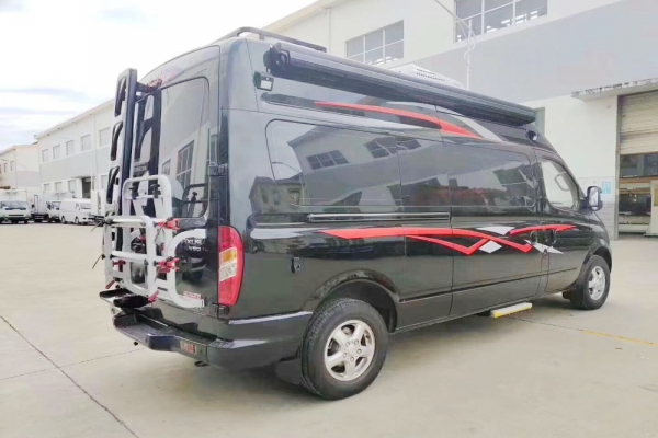 上汽大通V80长轴高顶B型房车右后图片