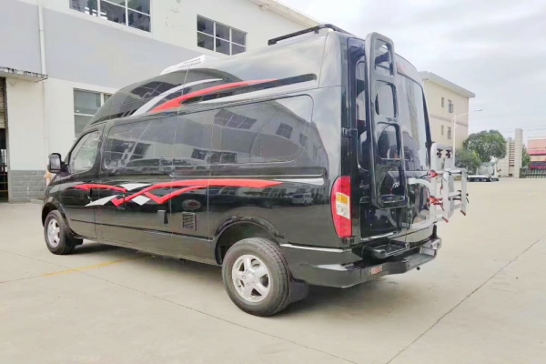 上汽大通V80长轴高顶B型房车左后图片