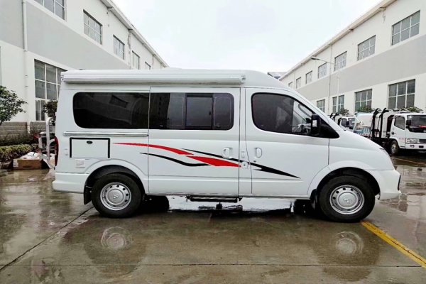 上汽大通V80短轴中顶B型房车左侧面图片