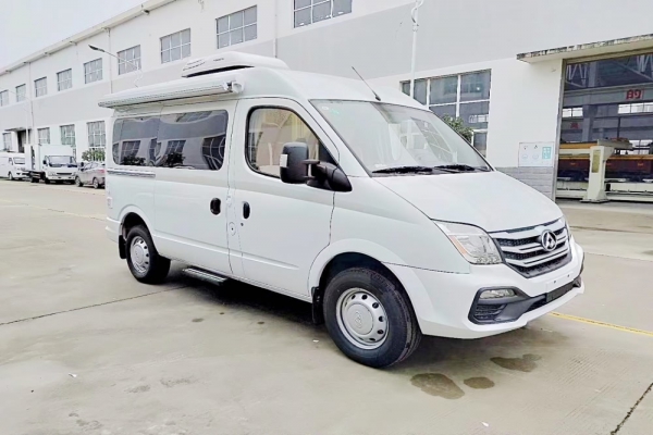 上汽大通V80短轴中顶B型房车左前图片