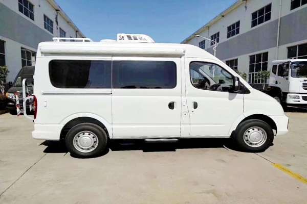 上汽大通V80短轴中顶B型房车照片