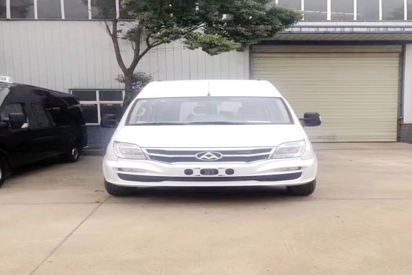 上汽大通V80短轴中顶B型房车正前方图片