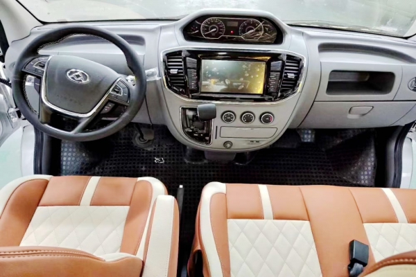 上汽大通V80短轴中顶B型房车驾驶区图片