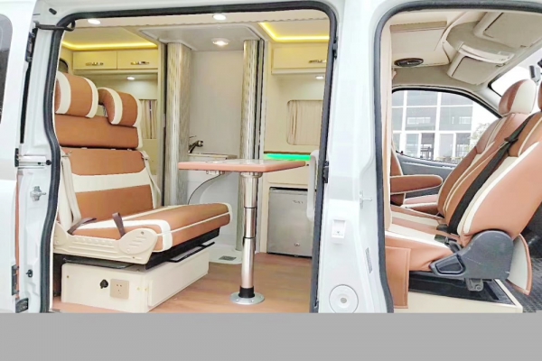 上汽大通V80短轴中顶B型房车座位布局图