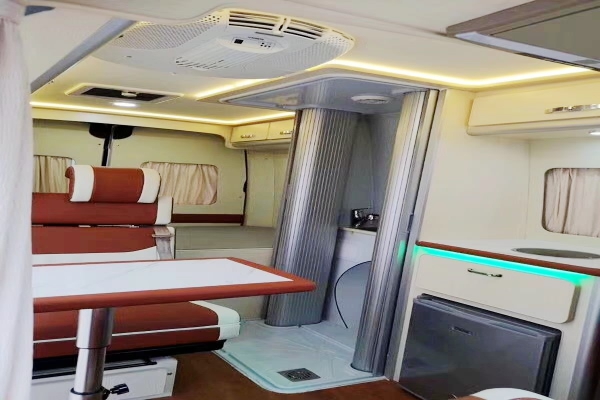 上汽大通V80短轴中顶B型房车内部结构图片