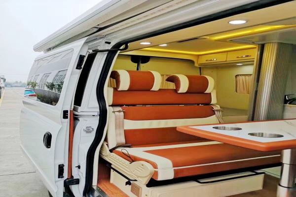 上汽大通V80短轴中顶B型房车图片