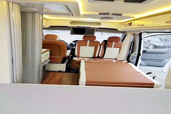 上汽大通V80短轴中顶B型房车由后向前一览图