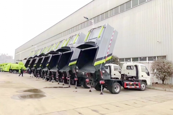 福田时代小卡简易型后挂桶压缩垃圾车图片