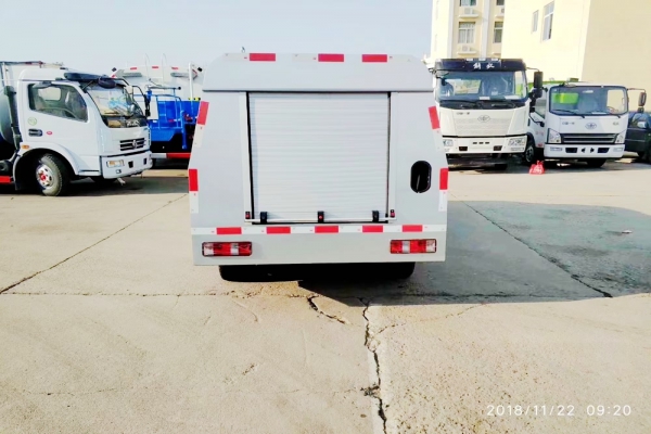 小型长安人行道路养护清洗车尾部图片