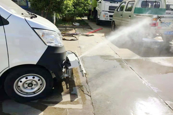 小型长安人行道路养护清洗车定点喷射作业图片