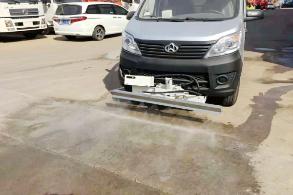 小型长安人行道路养护清洗车前喷杆作业图片