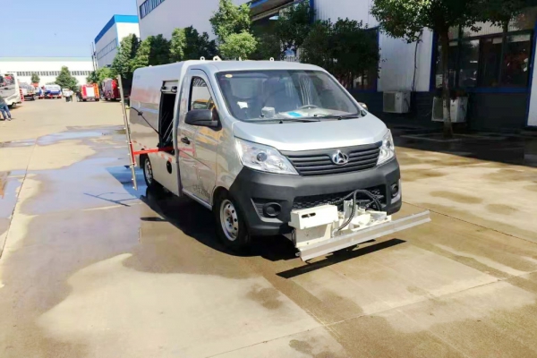 长安小型路面养护清洗车加装侧喷杆