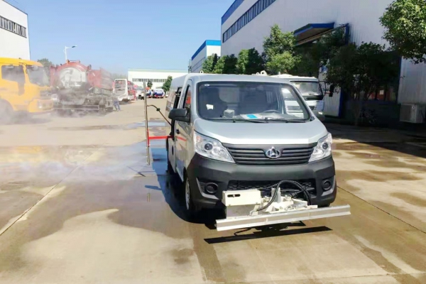 小长安人行道养护清洗车加装侧喷杆照片