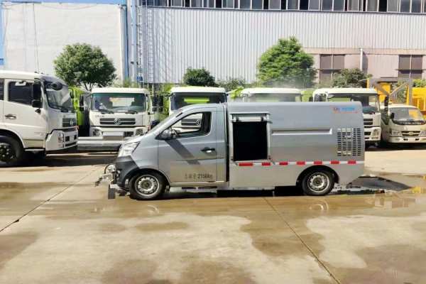 小型长安人行道路养护清洗车图片