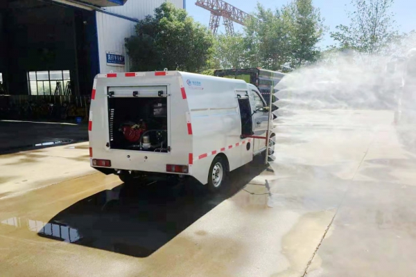 小型长安人行道路养护清洗车加装侧喷杆作业演示