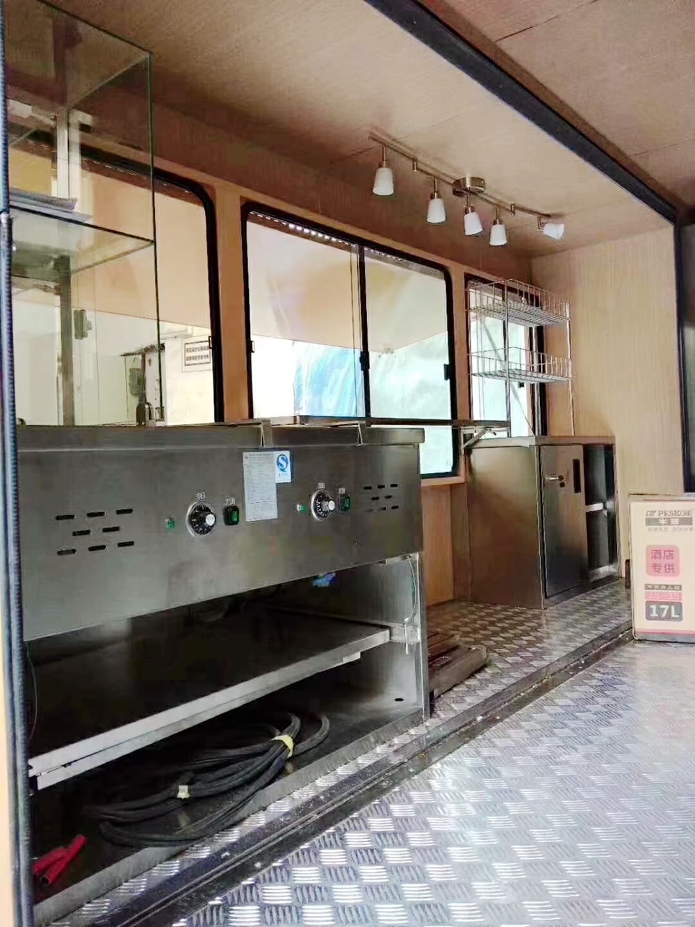 东风小多利卡移动式餐车内部厨房图片 东风小多利卡移动式餐车内部厨房图片