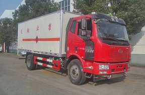 易燃液体厢式运输车CLW5180XRYC5