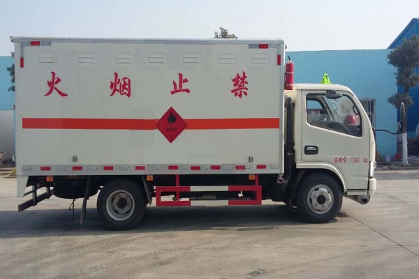 易燃液体厢式运输车CLW5075XRY5