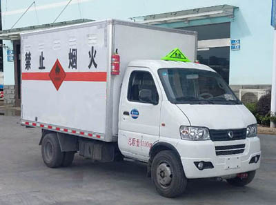 易燃液体厢式运输车CLW5032XRY5