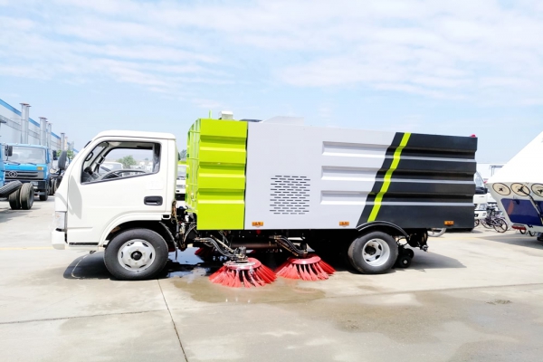 东风小型柴油扫地车 东风小型柴油扫地车