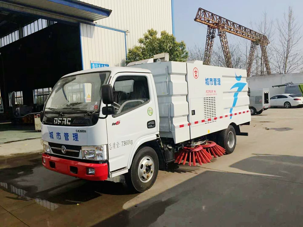 东风轻型环卫扫路车