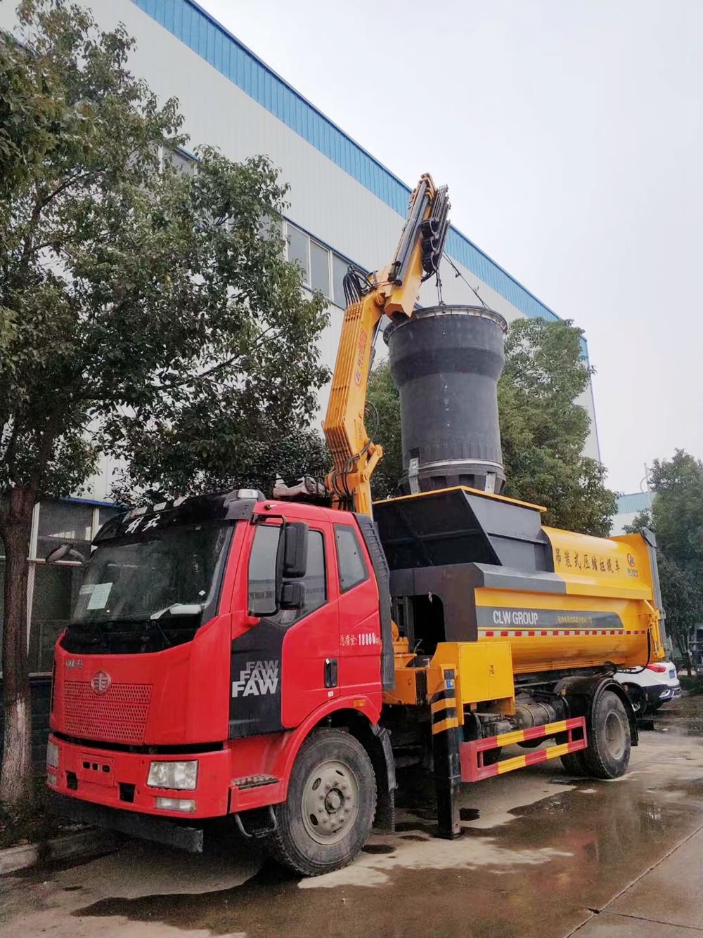 一汽解放吊装式压缩垃圾车吊装作业图片