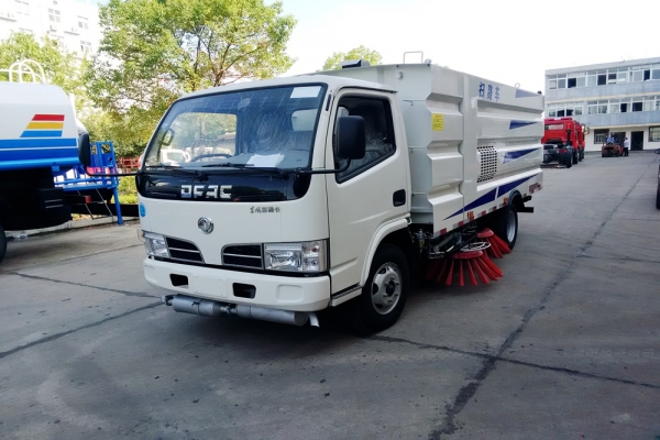 东风D6环卫扫路车 东风D6环卫扫路车