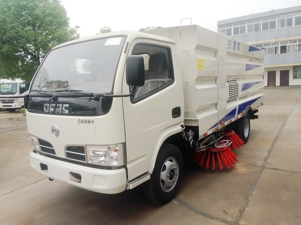 国五东风锐铃扫路车