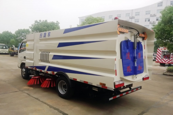 东风5吨扫道车的结构 东风5吨扫道车的结构