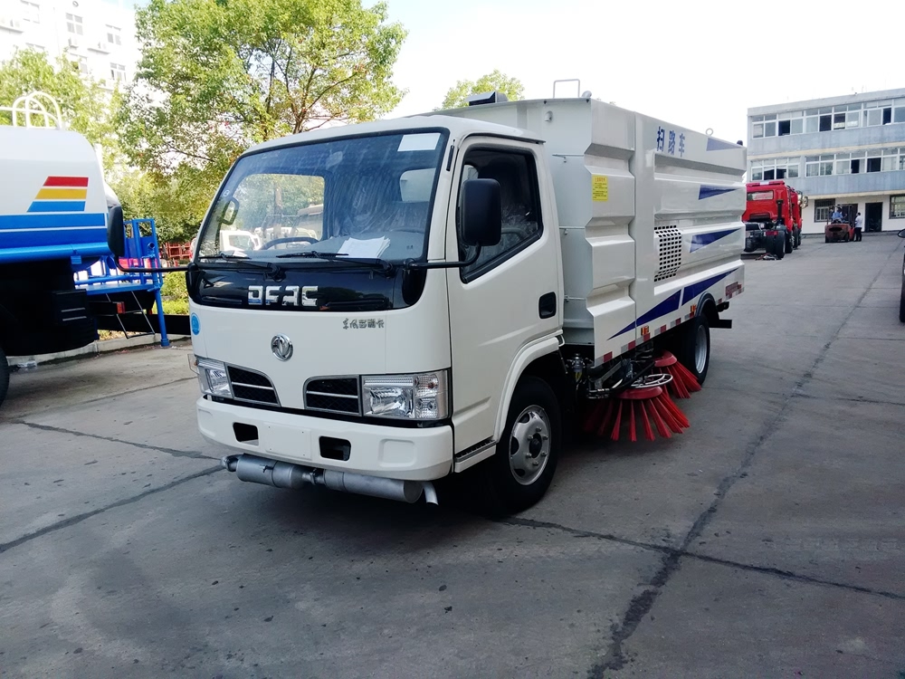 东风5吨扫道车的结构