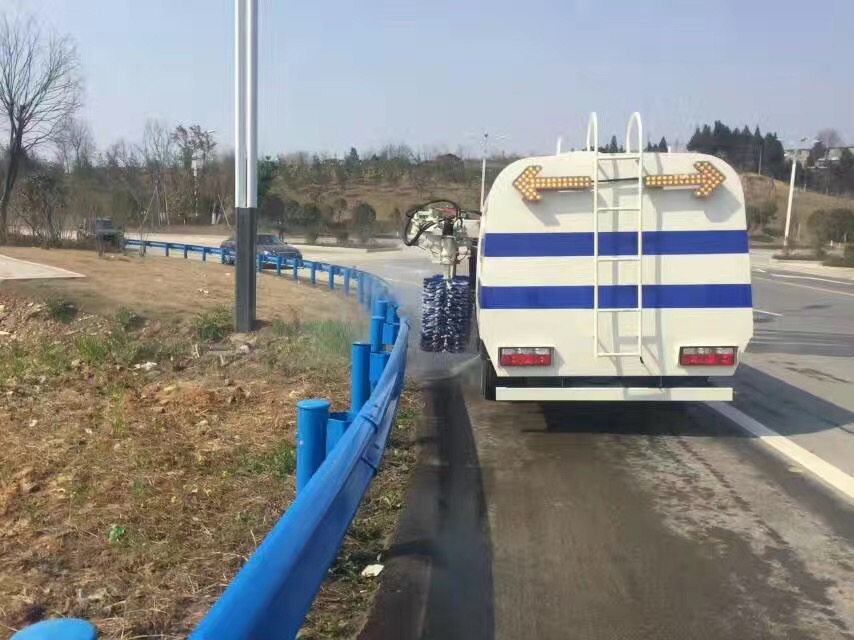 护栏清洗车清洗高速路护栏 护栏清洗车清洗高速路护栏
