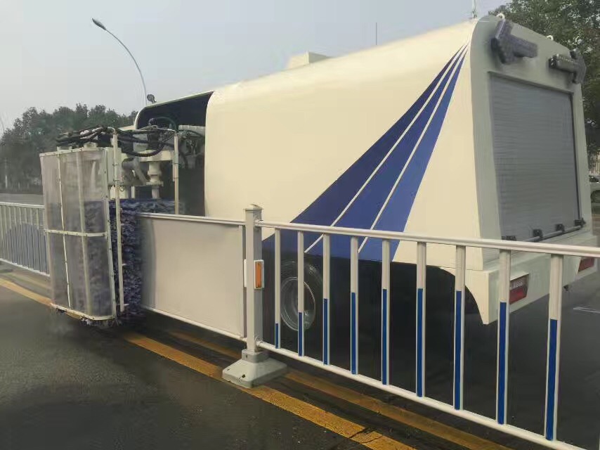 护栏清洗车清洗城市护栏