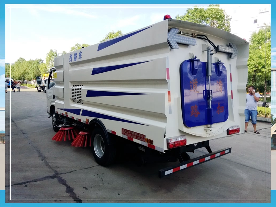 小多利卡扫路车厂家