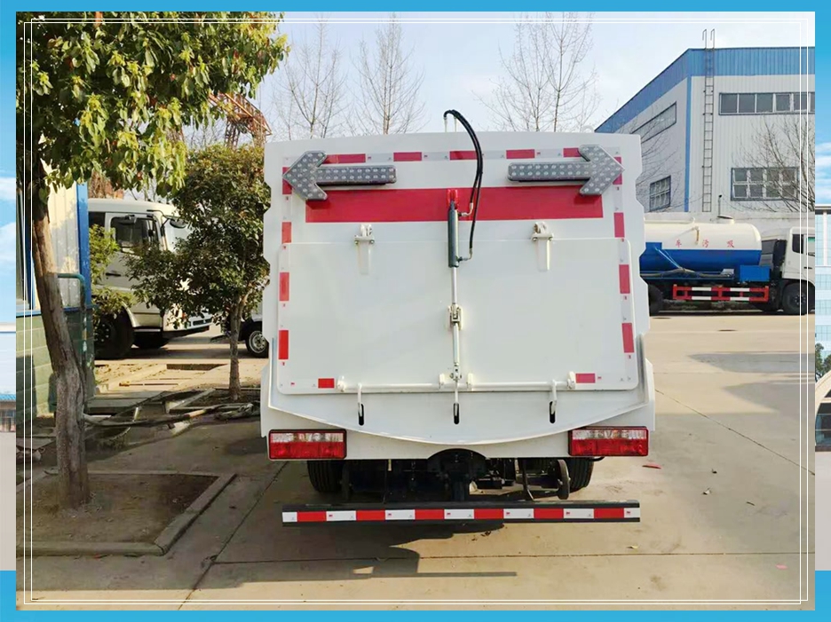 东风轻型洒水扫地车