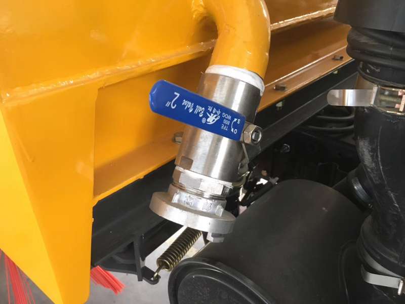 洗扫车水箱前部放水球阀