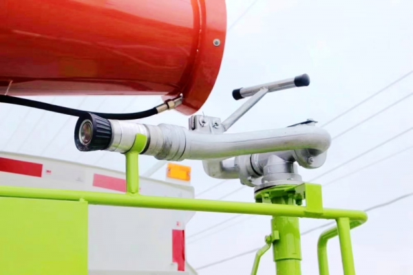 东风小多利卡抑尘车(方形厢体4.5立方、30米雾炮机)