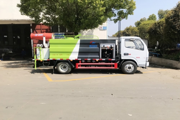 东风小多利卡抑尘车(方形厢体4.5立方、30米雾炮机)