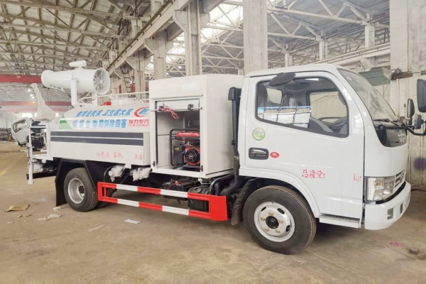 东风小多利卡雾炮车(圆弧罐体3立方、30米喷雾机)