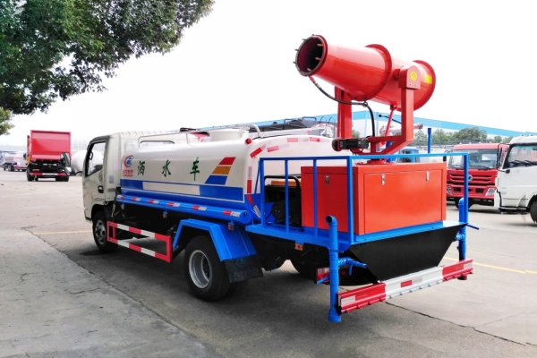 东风小多利卡绿化喷洒车(4.5立方、30米雾炮机)