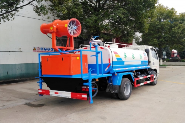 东风小多利卡绿化喷洒车(4.5立方、30米雾炮机)