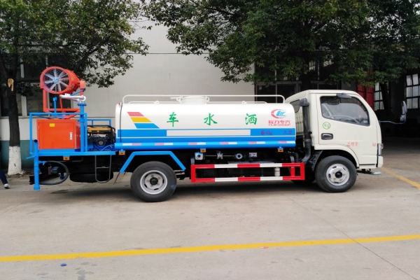 东风小多利卡绿化喷洒车(4.5立方、30米雾炮机)